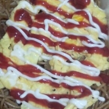 バターと半熟卵が焼きそばとからまって絶品♪でした！！定番はソースとマヨですがケチャップも合うとわかってうれしいです♪半熟卵ちょっと失敗。。。